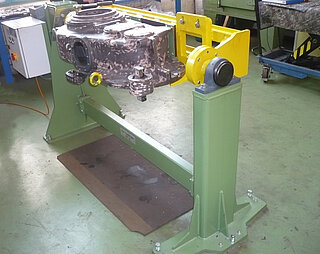 Turning device for Voith-gear (mit gearbox):  This customized turning device for Voith gears is used for the safe positioning of gears during dismantling and installation work for vehicle repairs.