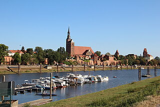 Blick auf die historische Altstadt mit dem Schloß, der St. Stephanskirche und der intakten bis zu 12 m hohen Stadtmauer, im Vordergrund der kleine Sportboothafen