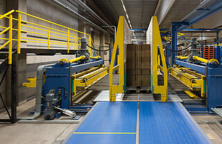 Pallet loading station and platform Pallet loading station and platform