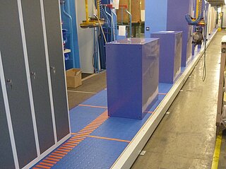 In this example the plastic chain conveyors are mainly serve as assembly line for steel cabinets, but the conveyors can also used as Intermediate store. 