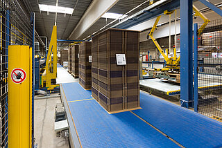 Pallet loading station and empty pallet robot Pallet loading station and empty pallet robot