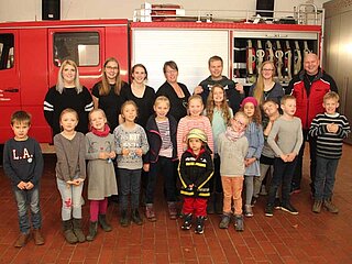 Kindergarten group with carers in front of a fire engine