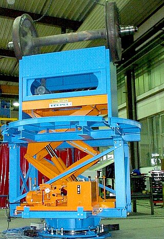 Hub- Drehvorrichtung bei Vorabnahme im ausgehobenen Zustand Diese kundenspezifische Vorrichtung dient dem Heben und Rollen und Drehen von Radsätzen mit fester Spurweite. Hub- Drehvorrichtung mit Radsatz bei Vorabnahme im ausgehobenen Zustand. Diese Vorrichtung wird bauseits in eine Grube eingelassen werden.