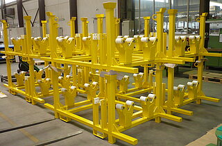 Stackable transport rack for whellset axles: This transport rack are used to tranport and store each two drive wheelset axles with assembled large gear wheels. The picture shows 8 frames, always 2 stacked on top of each other.