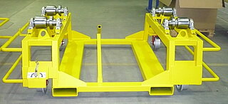 Transport rack for drive wheelsets suitable for rail transport: The wheelset is positioned on the wheel discs on roller.